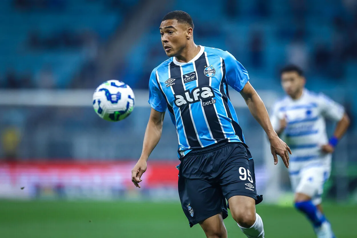Recado ao rival? Centrovante do Grêmio dispara após derrota: "Tem gente em situação pior" Carlos Vinícius pelo Grêmio