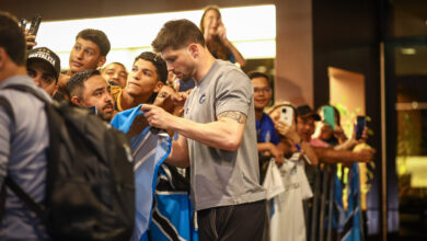 Tiago Volpi com a torcida do Grêmio
