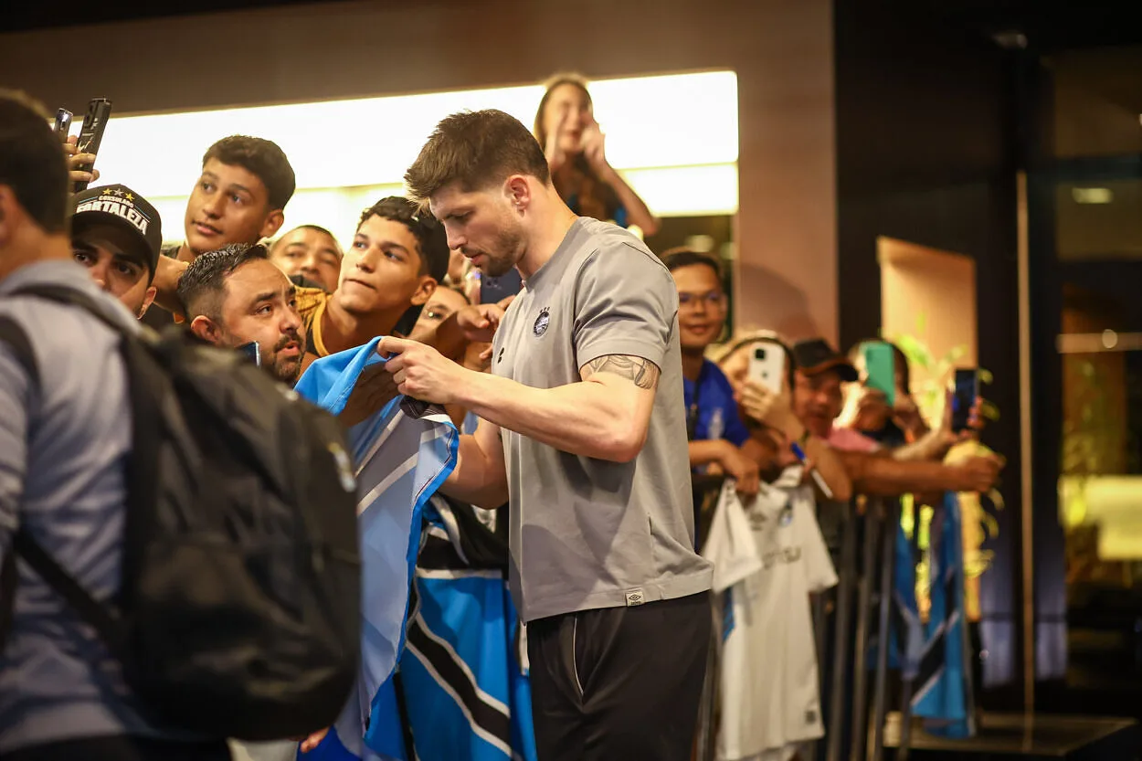 Tiago Volpi com a torcida do Grêmio