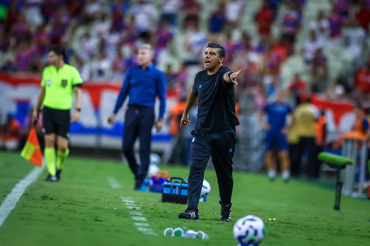 Auxiliar de Mano revela clima no Grêmio após empate: "Todos muito chateados" Sidnei Lobo pelo Grêmio