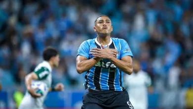 O clube brasileiro que rejeitou Carlos Vinícius de graça antes do acerto com o Grêmio RS - FUTEBOL/CAMPEONATO BRASILEIRO 2025/GREMIO x PALMEIRAS - ESPORTES - Lance da partida entre Gremio e Palmeiras disputada na noite desta terca-feira, na Arena do Gremio, em partida valida pela Campeonato Brasileiro 2025. FOTO: LUCAS UEBEL/GREMIO FBPA