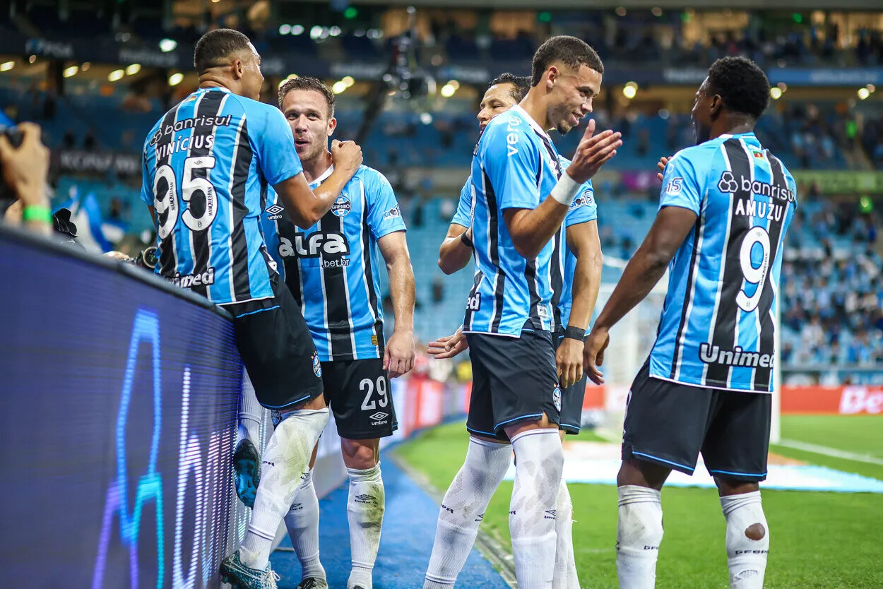 Como o Grêmio encara a possibilidade de ainda alcançar vaga na pré-Libertadores RS - FUTEBOL/CAMPEONATO BRASILEIRO 2025/GREMIO x PALMEIRAS - ESPORTES - Lance da partida entre Gremio e Palmeiras disputada na noite desta terca-feira, na Arena do Gremio, em partida valida pela Campeonato Brasileiro 2025. FOTO: LUCAS UEBEL/GREMIO FBPA