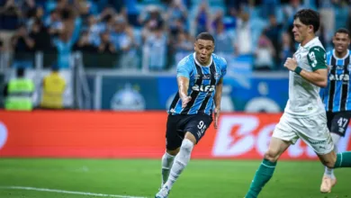 Rádio identifica recado curioso de Carlos Vinícius durante o último jogo do Grêmio RS - FUTEBOL/CAMPEONATO BRASILEIRO 2025/GREMIO x PALMEIRAS - ESPORTES - Lance da partida entre Gremio e Palmeiras disputada na noite desta terca-feira, na Arena do Gremio, em partida valida pela Campeonato Brasileiro 2025. FOTO: LUCAS UEBEL/GREMIO FBPA