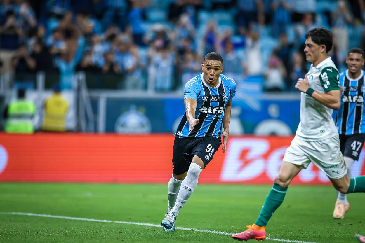 RS - FUTEBOL/CAMPEONATO BRASILEIRO 2025/GREMIO x PALMEIRAS - ESPORTES - Lance da partida entre Gremio e Palmeiras disputada na noite desta terca-feira, na Arena do Gremio, em partida valida pela Campeonato Brasileiro 2025. FOTO: LUCAS UEBEL/GREMIO FBPA