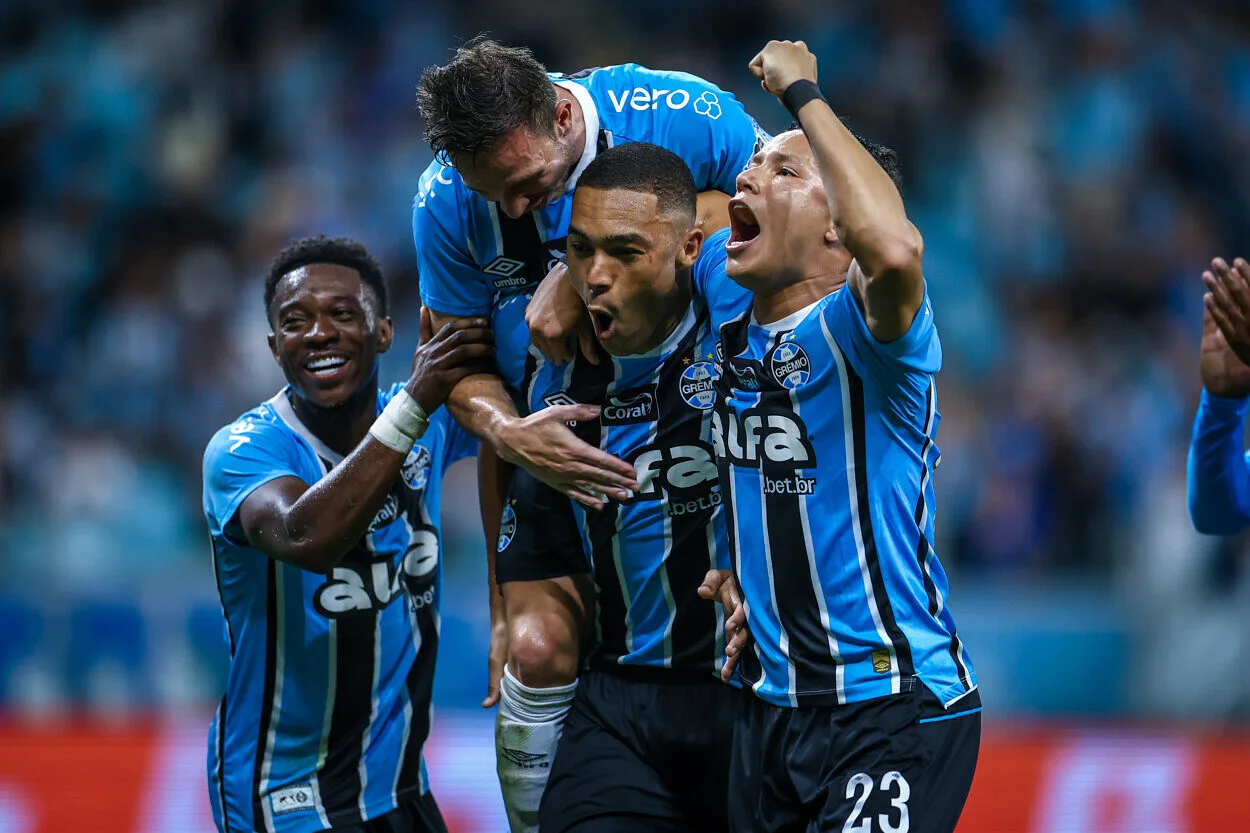 Grêmio perde titulares importantes e vai ter que mexer bastante para o próximo jogo RS - FUTEBOL/CAMPEONATO BRASILEIRO 2025/GREMIO x PALMEIRAS - ESPORTES - Lance da partida entre Gremio e Palmeiras disputada na noite desta terca-feira, na Arena do Gremio, em partida valida pela Campeonato Brasileiro 2025. FOTO: LUCAS UEBEL/GREMIO FBPA