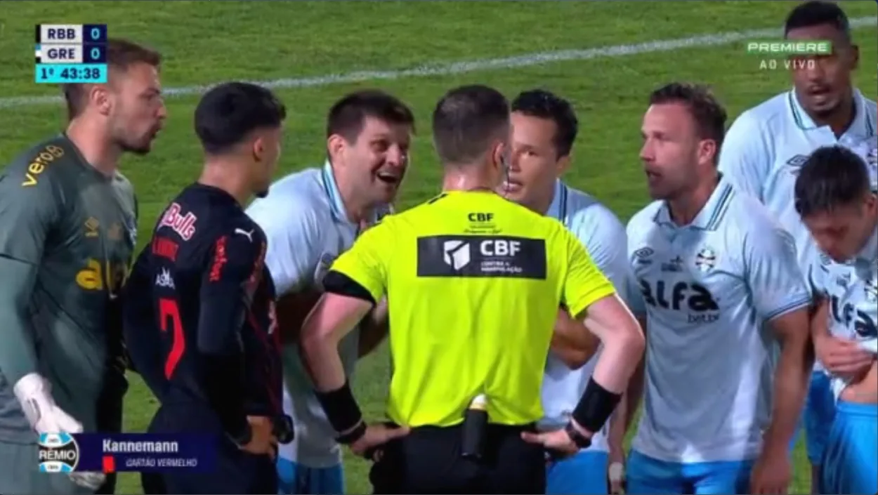 Grêmio responde se já sente melhora na arbitragem desde o jogo contra o Bragantino Jogadores do Grêmio pressionam arbitragem contestando expulsão de Kannemann