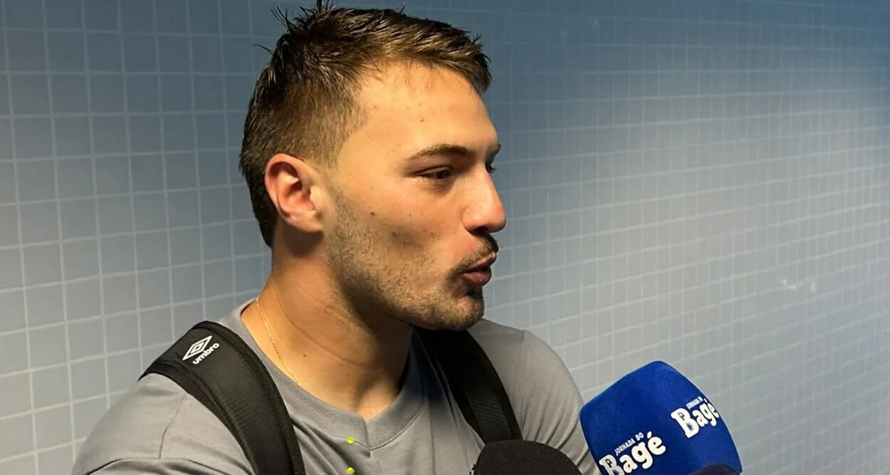 Gabriel Grando aceita ficar no Grêmio, mas impõe condição para a nova diretoria Gabriel Grando, goleiro do Grêmio em entrevista na zona mista da Arena