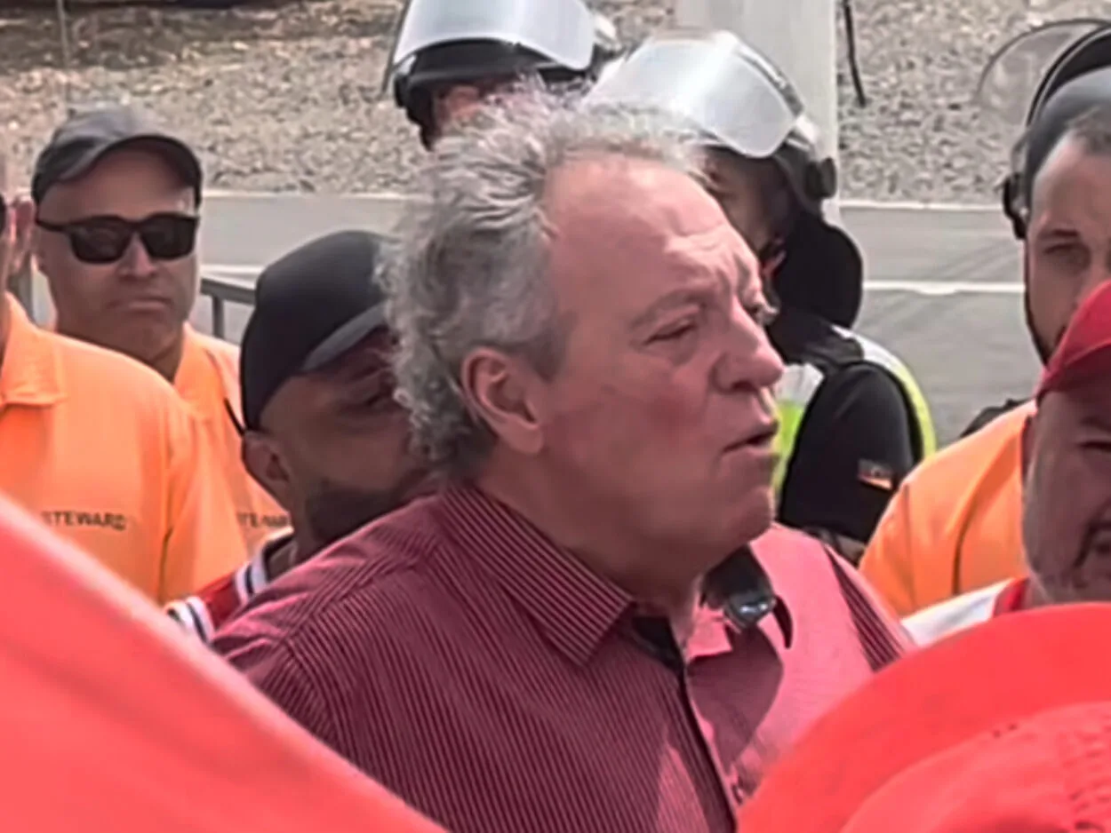 Abel desce do carro para conversar com torcedores do Inter: "O que está f... é o anímico" Abel Braga pelo Inter