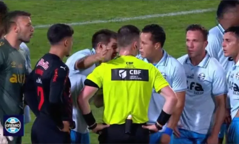 Marlon e Kannemann são denunciados por polêmica contra o Bragantino e podem desfalcar o Grêmio Kannemann e Marlon, jogadores do Grêmio discutindo com o juiz