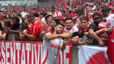 Apoio da torcida, selfies e promessa de dedicação: como foi o treino aberto do Inter Inter treina