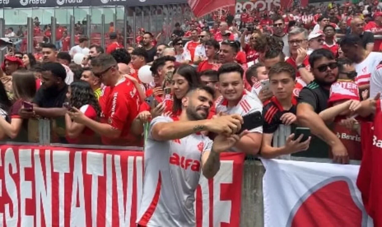 Apoio da torcida, selfies e promessa de dedicação: como foi o treino aberto do Inter Inter treina