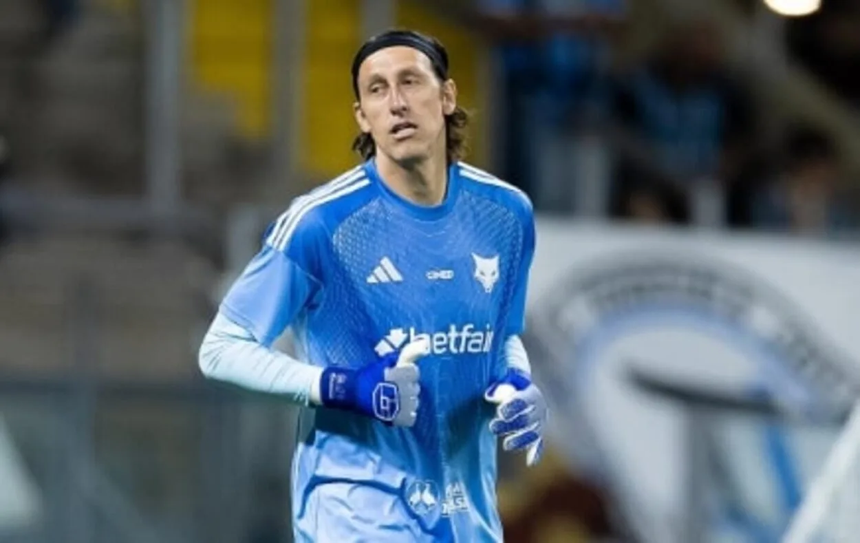 Cássio brilha com defesas e se encanta com gramado da Arena: "Parabéns ao Grêmio" Cássio brilha pelo Cruzeiro