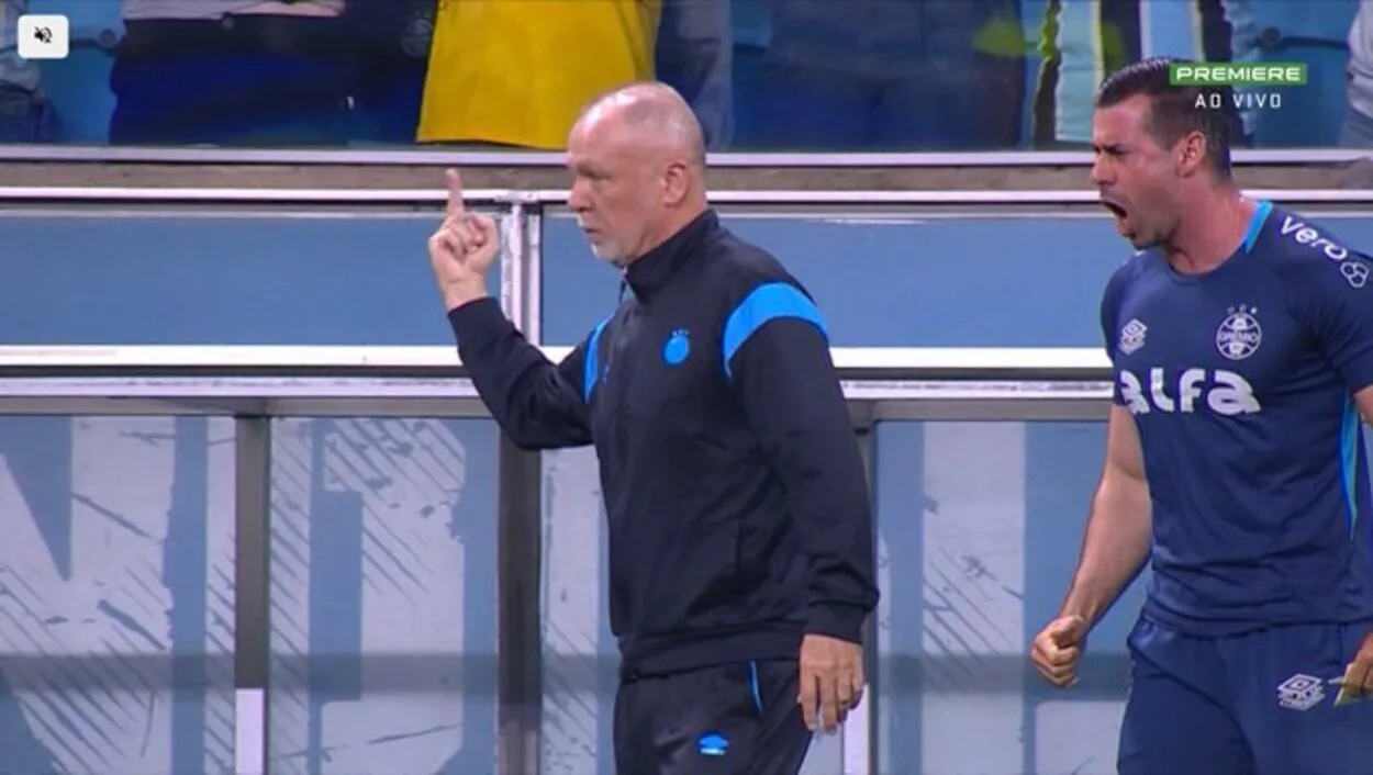 Mano Menezes mostra dedo do meio na comemoração do gol de empate do Grêmio Mano no Grêmio