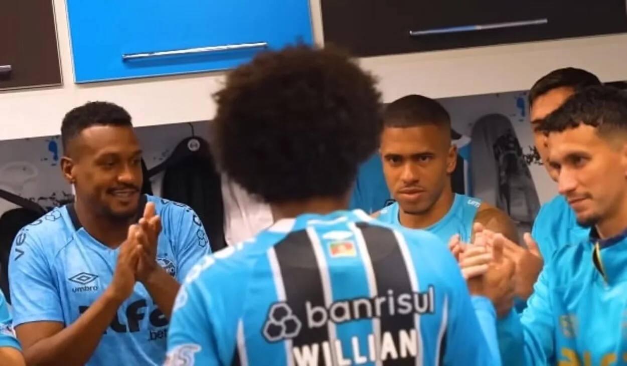 Vídeo mostra Willian sendo recebido com aplausos no vestiário do Grêmio Willian aplaudido no Grêmio