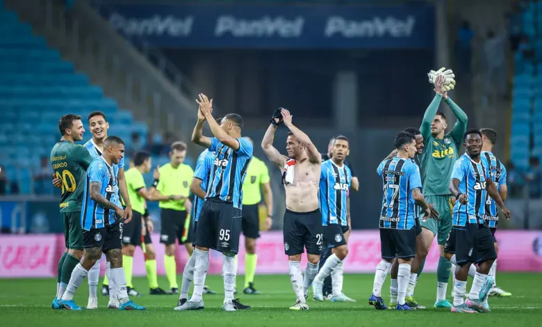 RS - FUTEBOL/CAMPEONATO BRASILEIRO 2025/GREMIO x SAO PAULO - ESPORTES - Lance da partida entre Gremio e Sao Paulo disputada na noite desta quinta-feira, na Arena do Gremio, em partida valida pela Campeonato Brasileiro 2025. FOTO: LUCAS UEBEL/GREMIO FBPA