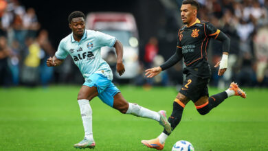 Corinthians 2x0 Grêmio: presença ilustre chama atenção e cena entre técnicos viraliza RS - FUTEBOL/CAMPEONATO BRASILEIRO 2025/GREMIO X CORINTHIANS - ESPORTES - Lance da partida entre Gremio e Corinthians disputada na tarde deste domingo, na Neo Química Arena, em partida valida pela Campeonato Brasileiro 2025. FOTO: LUCAS UEBEL/GREMIO FBPA