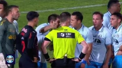 Kannemann e Marlon, jogadores do Grêmio discutindo com o juiz