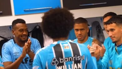 Willian aplaudido no Grêmio