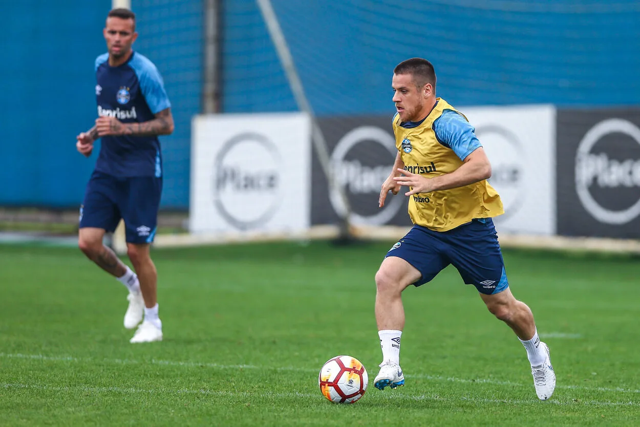 Ramiro se emociona ao falar da convivência com Renato no Grêmio: "Foi um pai" Ramiro ex-Grêmio