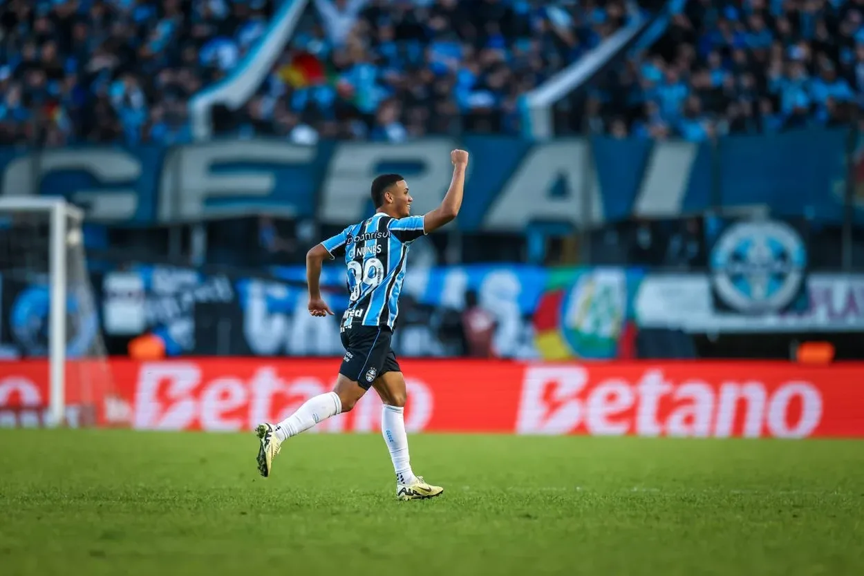 Gustavo Nunes pelo Grêmio