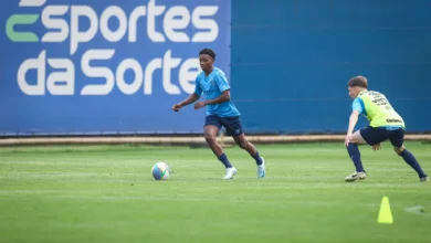Os jovens do Grêmio que podem ganhar espaço com a nova comissão técnica Gabriel Mec em treino no profissional do Grêmio