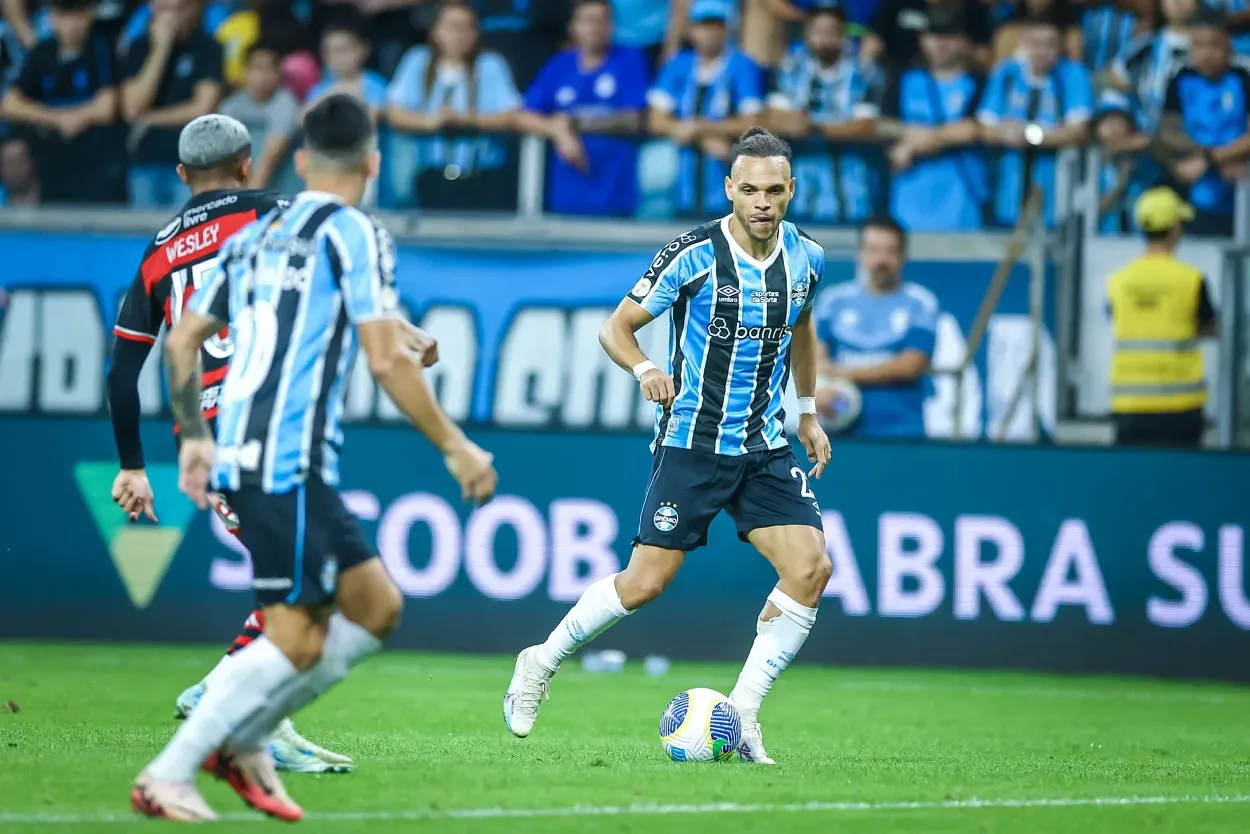 Grêmio resolve parte do problema com Braithwaite, mas vê "climão" nos bastidores Braithwaite pelo Grêmio