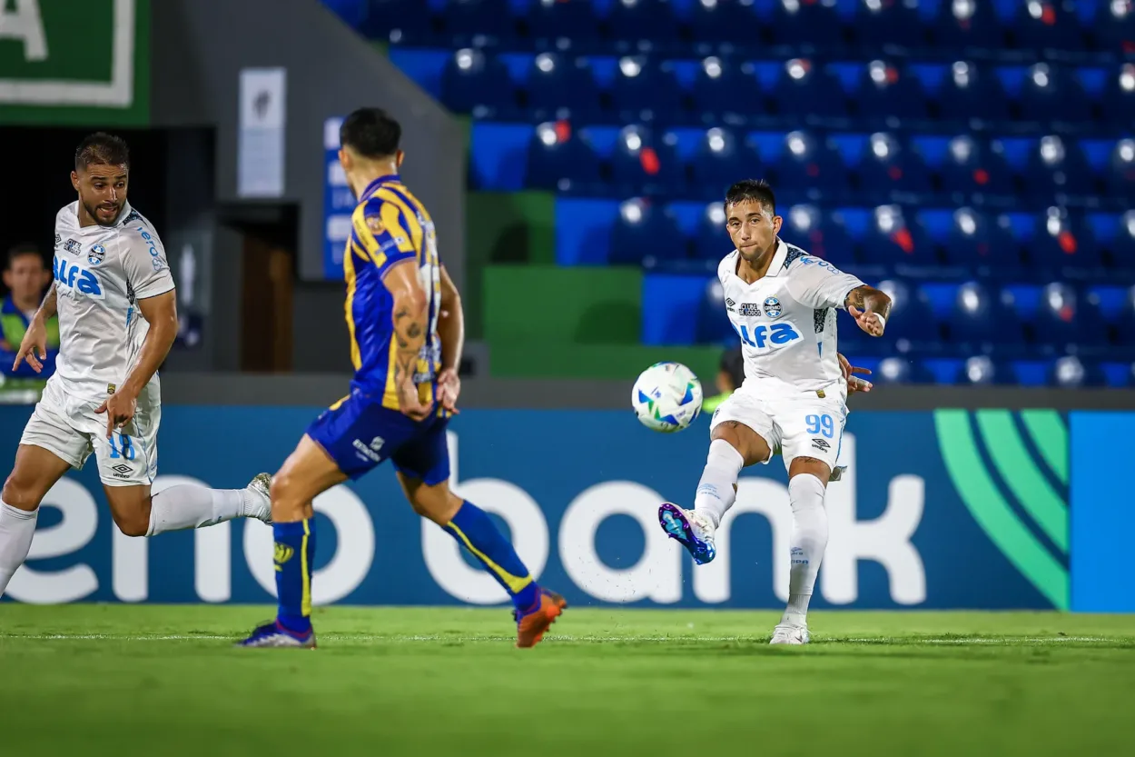 Empresário quebra o silêncio em meio à polêmica de Cristian Olivera com o Grêmio Olivera pelo Grêmio