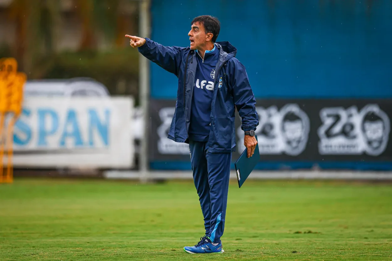 Atacante do Grêmio relembra passagem de Quinteros pelo clube: "Ele teve ambição" Quinteros Grêmio