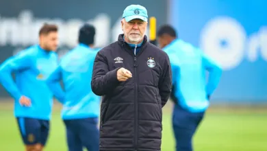 Mano Menezes publica texto de despedida ao Grêmio: "Cabeça erguida sempre" Mano Menezes pelo Grêmio