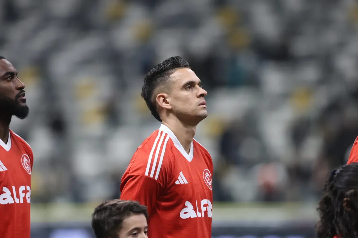 Borré toparia reduzir salário para ficar no Inter se o rebaixamento tivesse ocorrido Borré em Atlético-MG 2x0 Inter