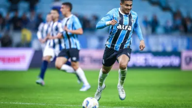 Arezo com a camisa do Grêmio