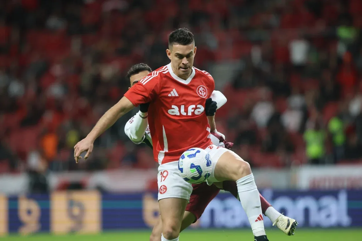 Borré publica texto de despedida da temporada e diz: "Desafio mais difícil da carreira" Borré pelo Inter