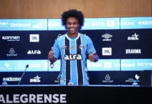 Willian revela que sonho de amiga ajudou na escolha pelo Grêmio: "Vai entrar de azul" Willian chegando ao Grêmio