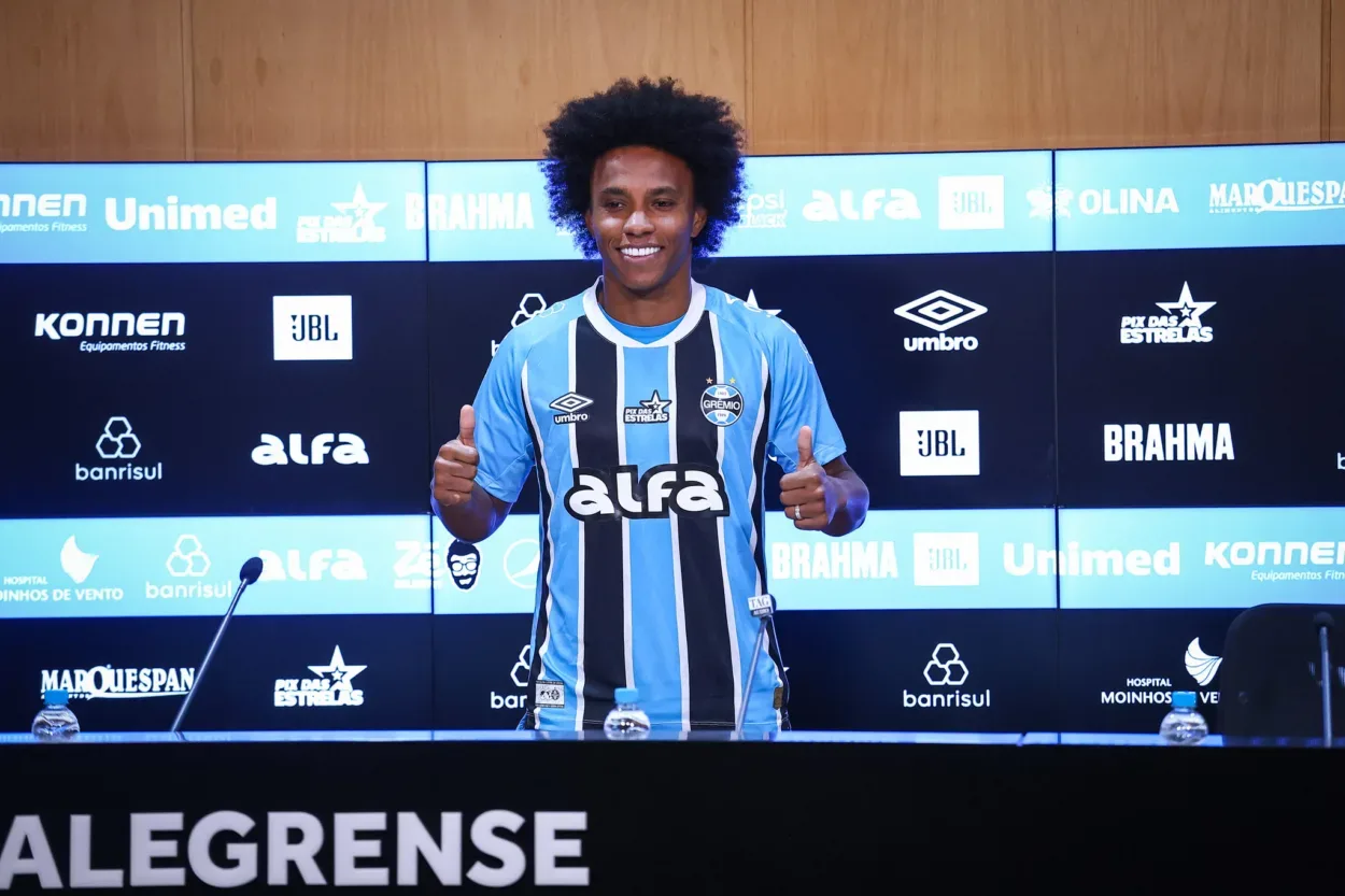 Willian revela que sonho de amiga ajudou na escolha pelo Grêmio: "Vai entrar de azul" Willian chegando ao Grêmio