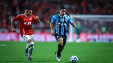 RS - FUTEBOL/CAMPEONATO BRASILEIRO 2025 /GRENAL 448 - ESPORTES - Lance da partida entre Gremio e Internacional disputada na tarde deste domingo, no Estádio Beira-Rio, em partida valida pelo Campeonato Brasileiro 2025.