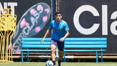 Grêmio indica ter planos diferentes para Monsalve e Cristaldo em 2026 Cristaldo com a camisa do Grêmio