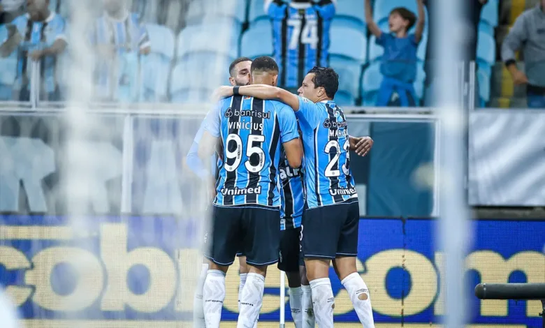 RS - FUTEBOL/CAMPEONATO BRASILEIRO 2025/GREMIO x PALMEIRAS - ESPORTES - Lance da partida entre Gremio e Palmeiras disputada na noite desta terca-feira, na Arena do Gremio, em partida valida pela Campeonato Brasileiro 2025. FOTO: LUCAS UEBEL/GREMIO FBPA