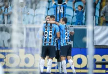 RS - FUTEBOL/CAMPEONATO BRASILEIRO 2025/GREMIO x PALMEIRAS - ESPORTES - Lance da partida entre Gremio e Palmeiras disputada na noite desta terca-feira, na Arena do Gremio, em partida valida pela Campeonato Brasileiro 2025. FOTO: LUCAS UEBEL/GREMIO FBPA