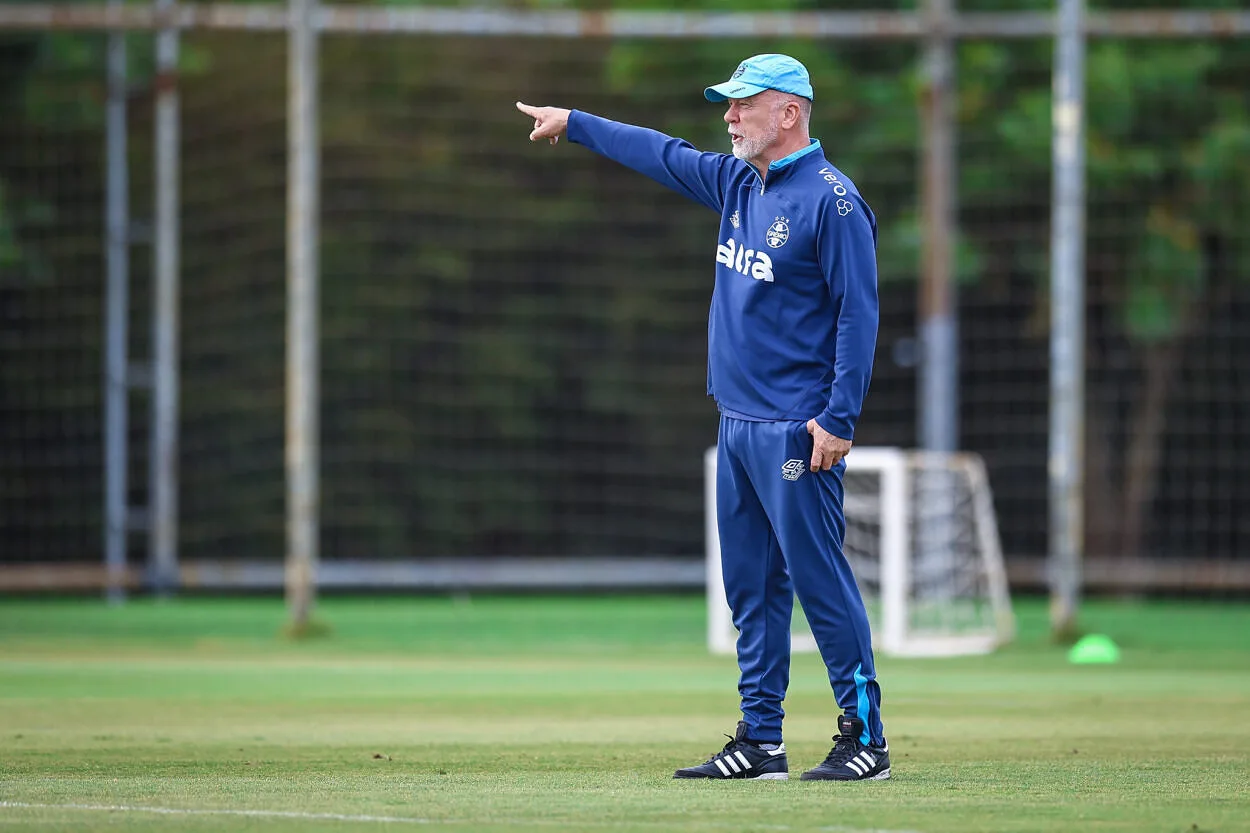 Mano ou treinador estrangeiro: rádio revela os dois planejamentos da direção do Grêmio Mano Menezes pelo Grêmio