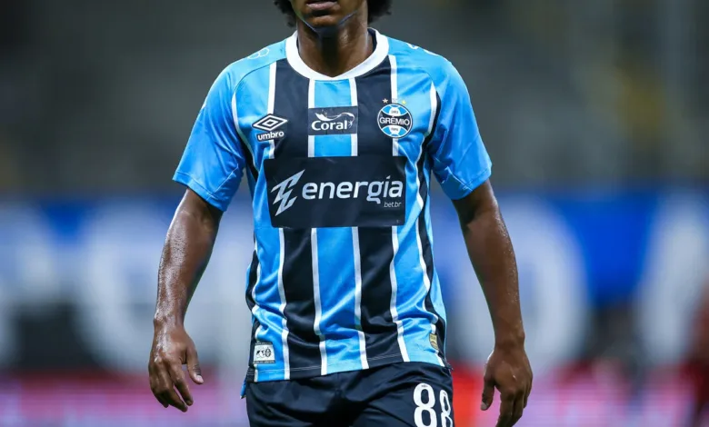 RS - FUTEBOL/CAMPEONATO BRASILEIRO 2025/GREMIO x FLUMINENSE - ESPORTES - Lance da partida entre Grêmio e Fluminense disputada na noite desta terça-feira, na Arena do Grêmio, em partida valida pela Campeonato Brasileiro 2025. FOTO: LUCAS UEBEL/GREMIO FBPA