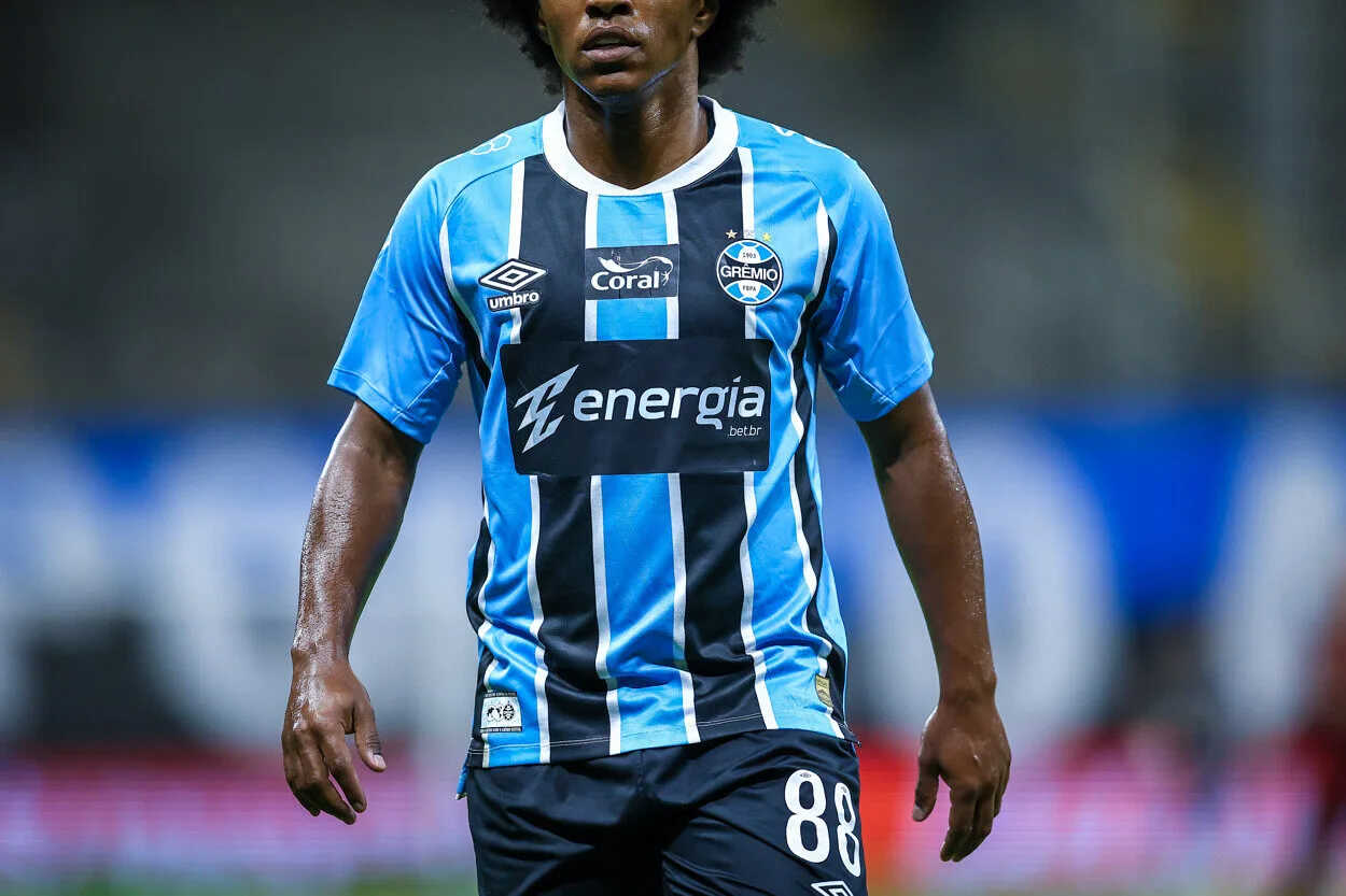 RS - FUTEBOL/CAMPEONATO BRASILEIRO 2025/GREMIO x FLUMINENSE - ESPORTES - Lance da partida entre Grêmio e Fluminense disputada na noite desta terça-feira, na Arena do Grêmio, em partida valida pela Campeonato Brasileiro 2025. FOTO: LUCAS UEBEL/GREMIO FBPA