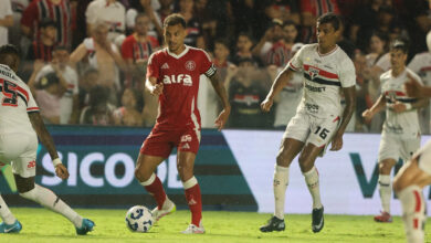 São Paulo vence com facilidade, deixa Inter perto da queda e tira Grêmio da Libertadores Alan Patrick, jogador do Inter em jogo contra o São Paulo, na Vila Belmiro