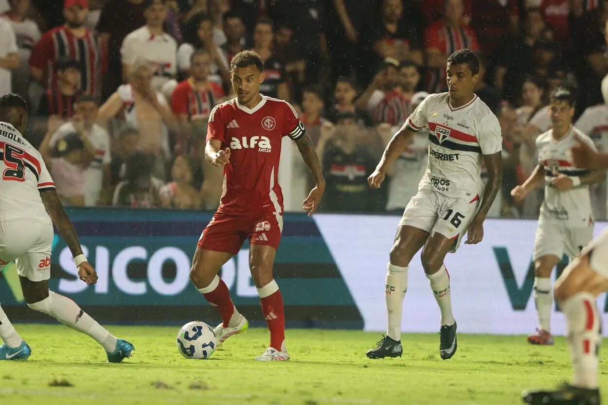 Alan Patrick, jogador do Inter em jogo contra o São Paulo, na Vila Belmiro