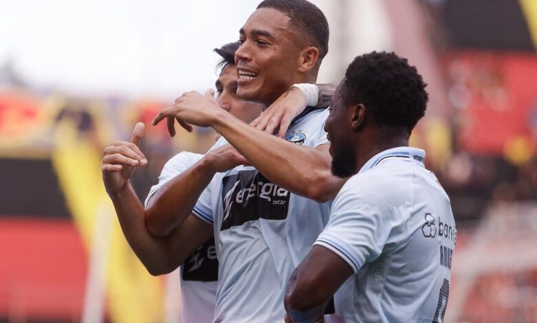 Carlos Vinícius brilha pelo Grêmio