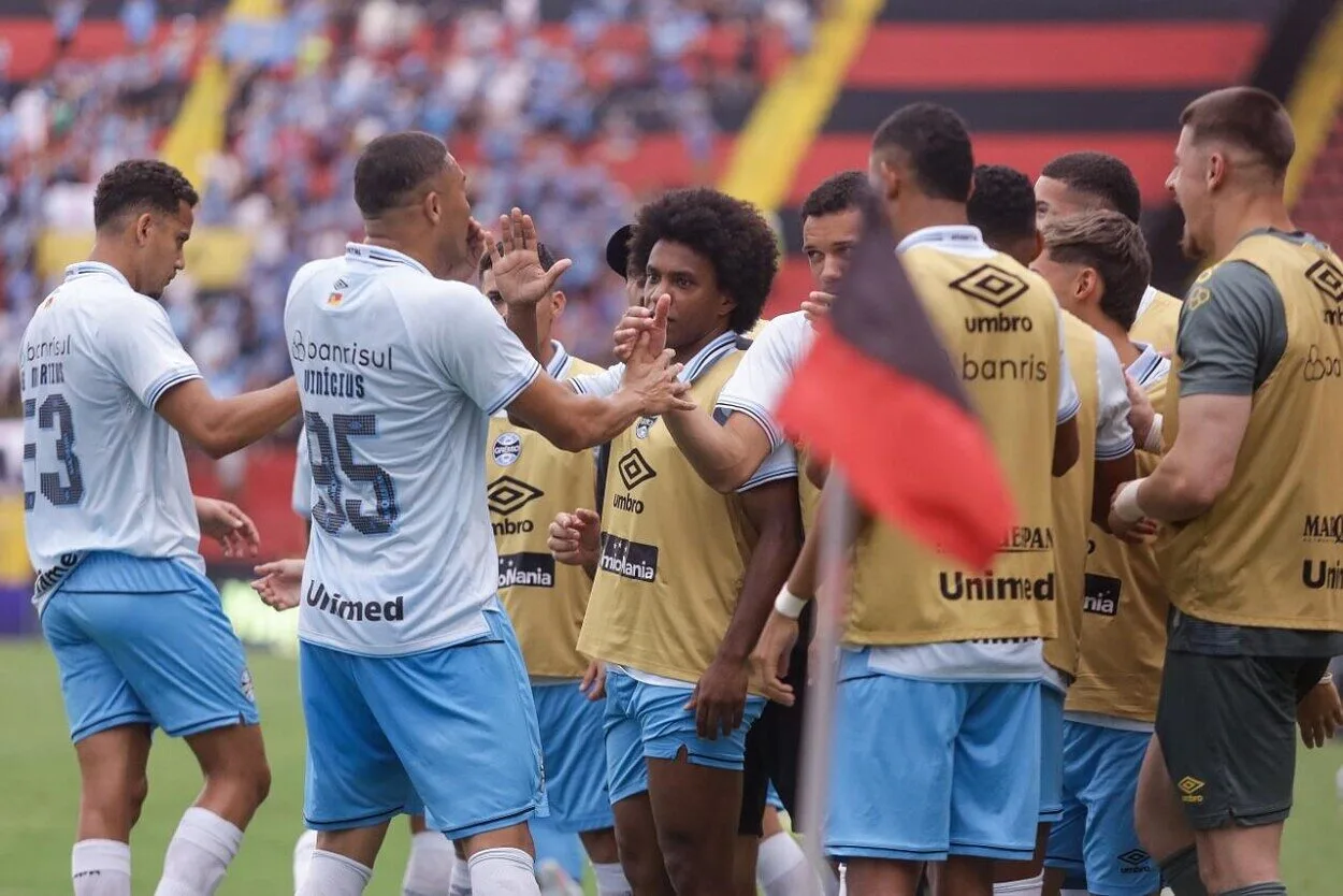 Quase um gol por jogo: números de Carlos Vinícius disparam e pressionam Braithwaite para 2026 PE - FUTEBOL/CAMPEONATO BRASILEIRO 2025/SPORT x GREMIO - ESPORTES - FOTO: RAFAEL VIEIRA/GREMIO FBPA