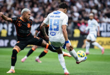 Corinthians vai à final, mas cotovelada vira alvo de crítica pesada na arbitragem Corinthians x Cruzeiro, na Arena Corinthians. Foto: Gustavo Aleixo/Cruzeiro