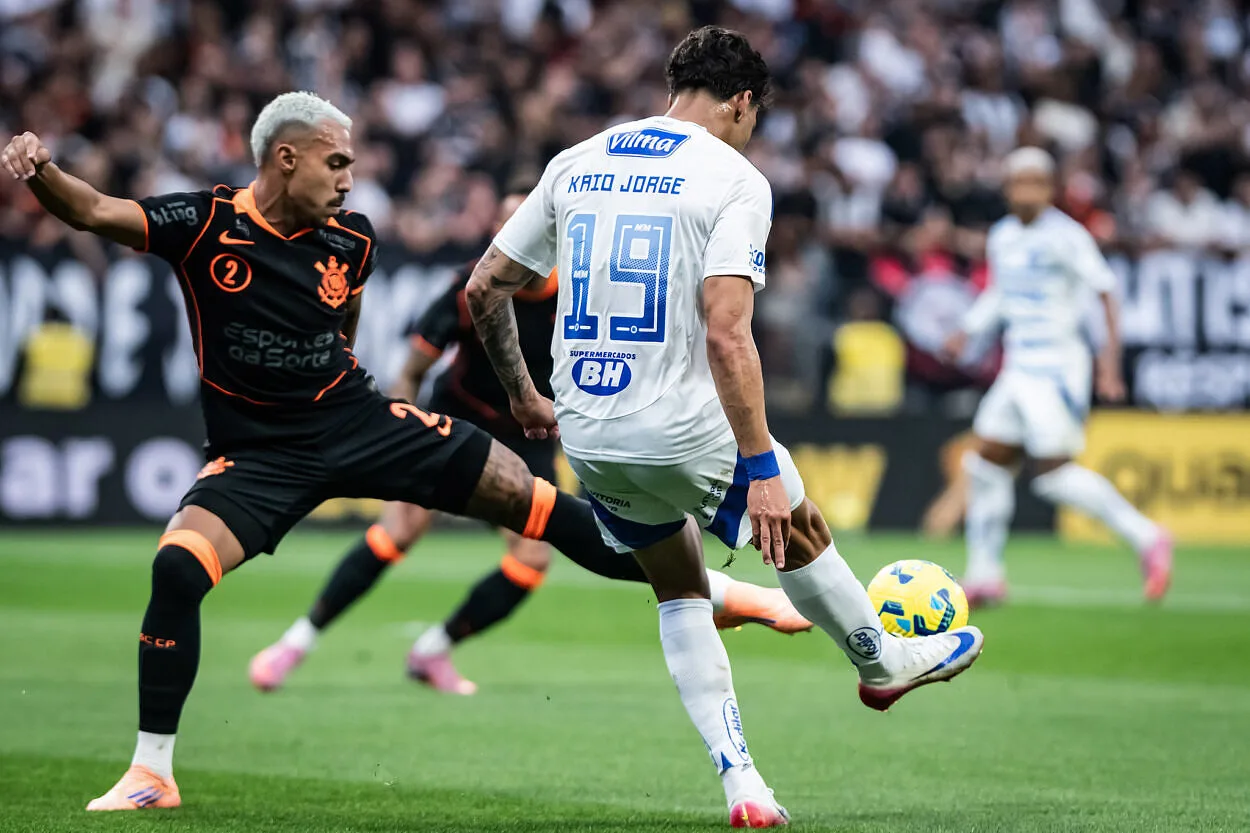 Corinthians vai à final, mas cotovelada vira alvo de crítica pesada na arbitragem Corinthians x Cruzeiro, na Arena Corinthians. Foto: Gustavo Aleixo/Cruzeiro