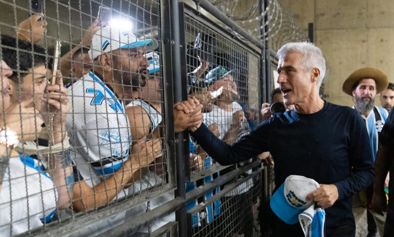Dirigente do Grêmio recepciona Luís Castro e fala sobre reforços: "Teremos novidades" Luís Castro chega ao Grêmio