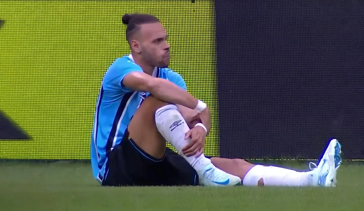 Braithwaite se manifesta após 4x0 do Grêmio e deixa recado forte para a torcida Braithwaite, jogador do Grêmio, sentado no gramado após sentir lesão