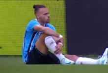 Braithwaite se manifesta após 4x0 do Grêmio e deixa recado forte para a torcida Braithwaite, jogador do Grêmio, sentado no gramado após sentir lesão